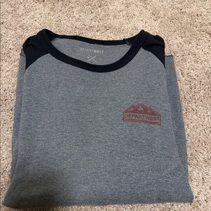 Departwest Men's Gray and Black Long Sleeve Tee